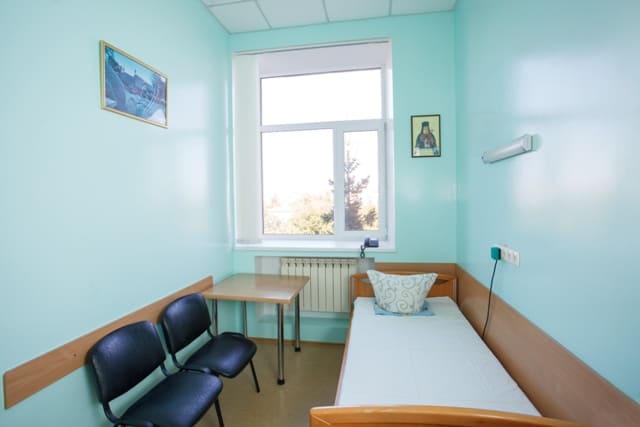 Одиночная палата в стационаре для лечения зависимостей в клинике Трезвая Столица